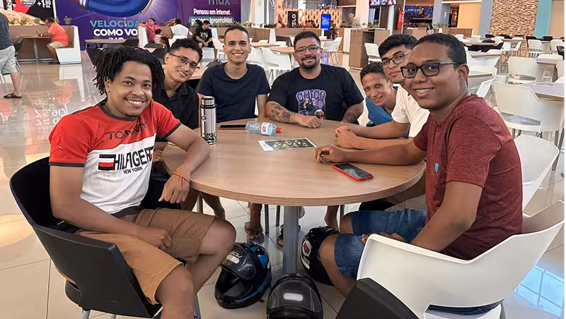 Membros da comunidade Cocais Valley durante uma reunião